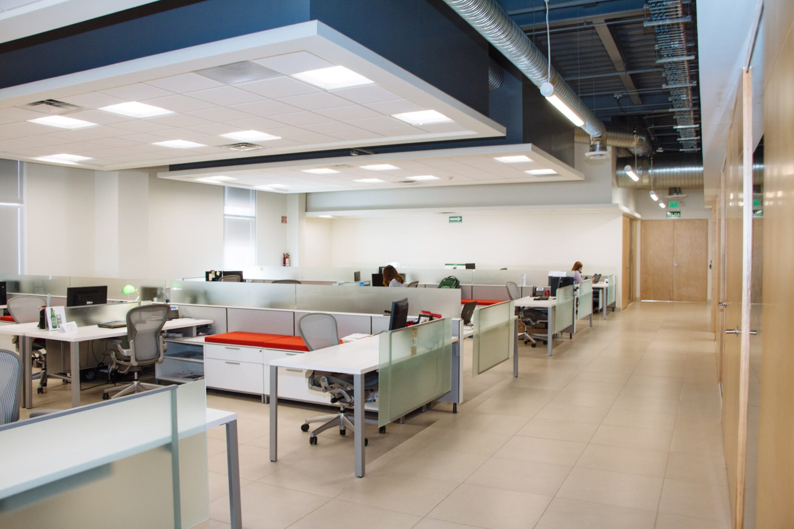 Jak przestrzenie coworkingowe rewolucjonizują polski rynek pracy: wpływ coworkingu na freelancerów, przedsiębiorców i małe firmy w Polsce